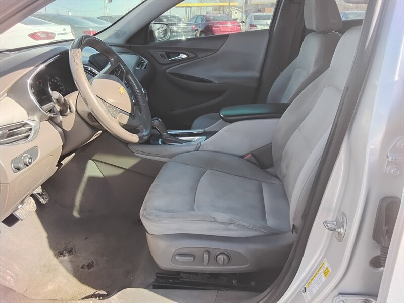 2017 Chevrolet Malibu LT - Photo 9 - Cahokia, IL 62206