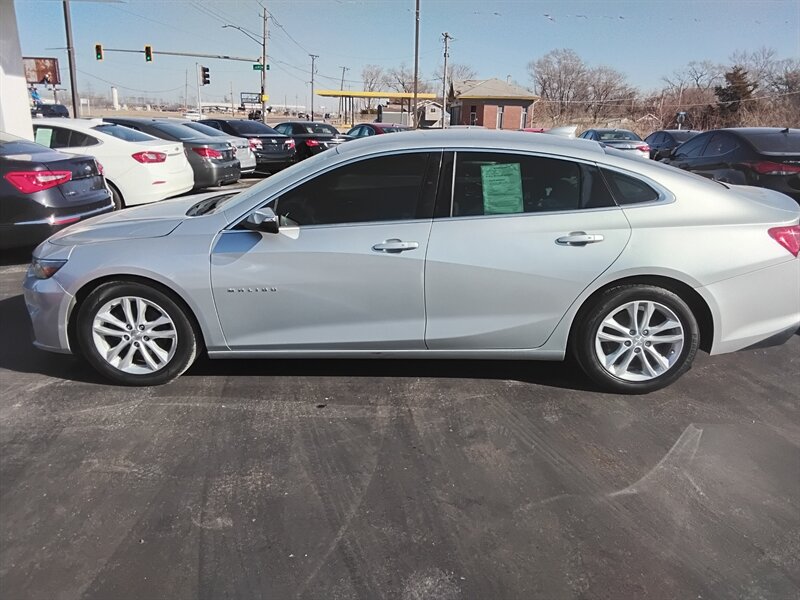 2017 Chevrolet Malibu LT - Photo 2 - Cahokia, IL 62206