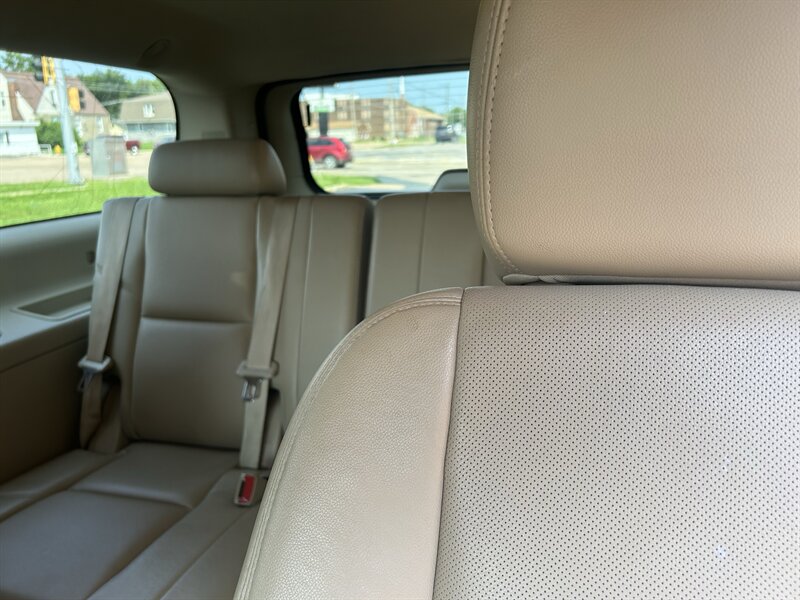 2012 Chevrolet Suburban LTZ - Photo 10 - Fairview Heights, IL 62208