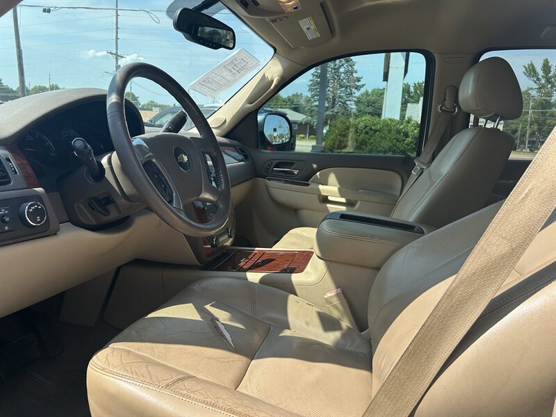 2012 Chevrolet Suburban LTZ - Photo 8 - Fairview Heights, IL 62208