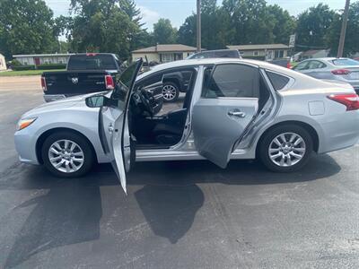 2017 Nissan Altima 2.5   - Photo 2 - Belleville, IL 62226