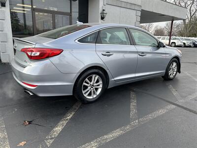 2017 Hyundai SONATA SE   - Photo 4 - Fairview Heights, IL 62208