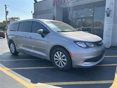 2017 Chrysler Pacifica Touring   - Photo 2 - Fairview Heights, IL 62208