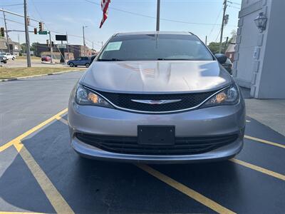 2017 Chrysler Pacifica Touring   - Photo 6 - Fairview Heights, IL 62208