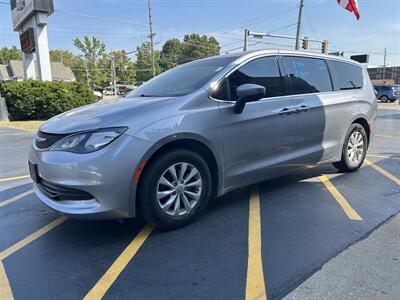 2017 Chrysler Pacifica Touring   - Photo 3 - Fairview Heights, IL 62208