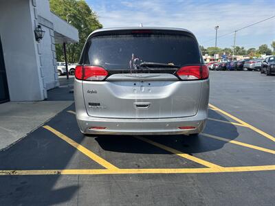 2017 Chrysler Pacifica Touring   - Photo 7 - Fairview Heights, IL 62208