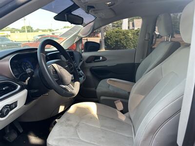 2017 Chrysler Pacifica Touring   - Photo 8 - Fairview Heights, IL 62208