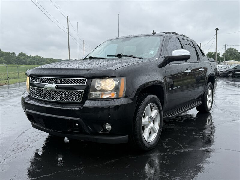 2008 Chevrolet Avalanche LTZ   - Photo 1 - Cahokia, IL 62206