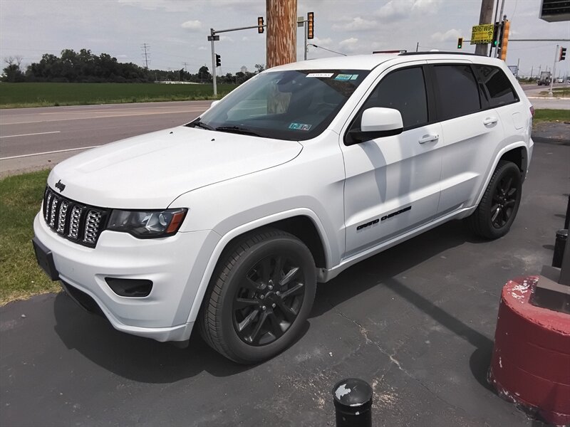 2017 Jeep Grand Cherokee Laredo   - Photo 1 - Cahokia, IL 62206