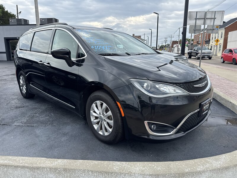 2017 Chrysler Pacifica Touring-L   - Photo 1 - Millstadt, IL 62260
