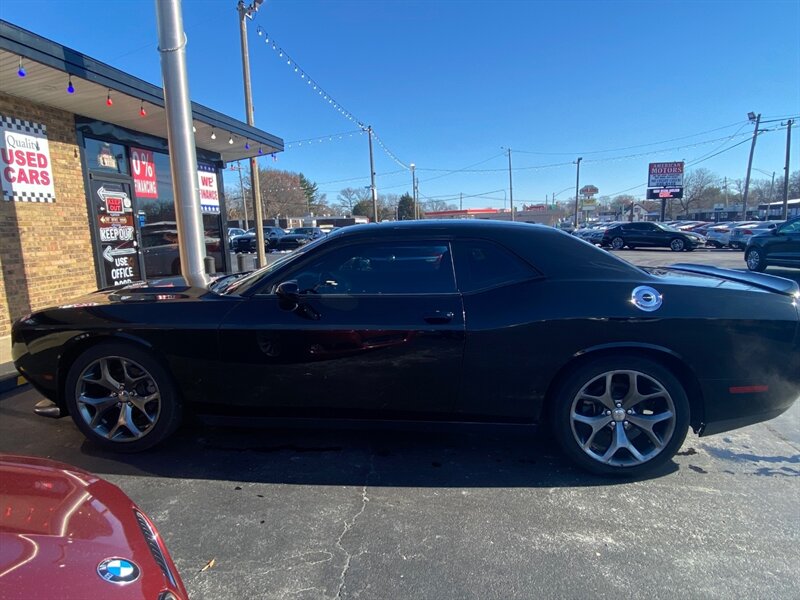 2016 Dodge Challenger SXT - Photo 5 - Belleville, IL 62226