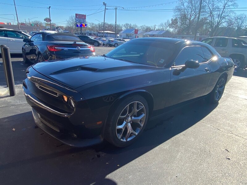 2016 Dodge Challenger SXT - Photo 2 - Belleville, IL 62226