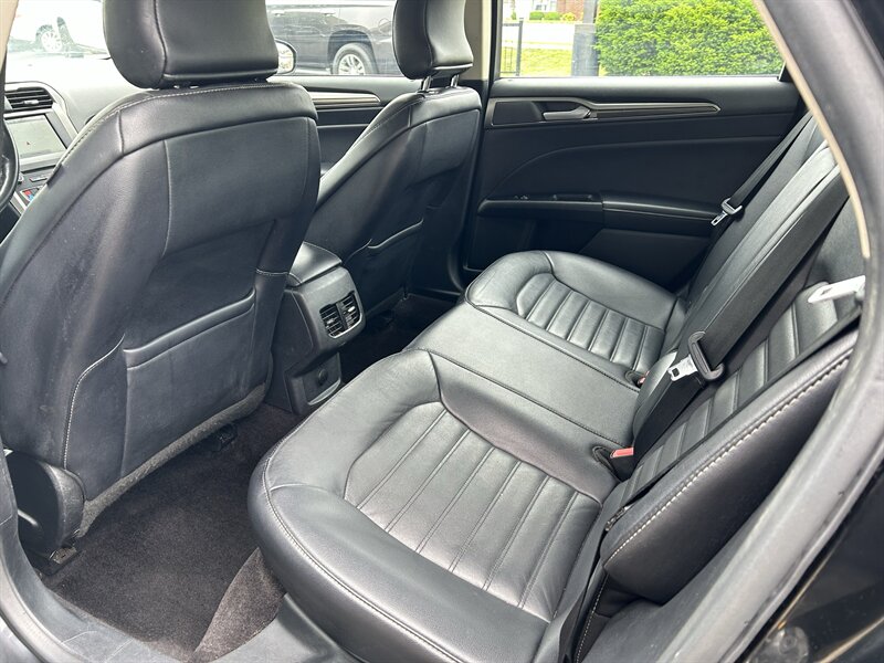 2017 Ford Fusion SE - Photo 9 - Fairview Heights, IL 62208