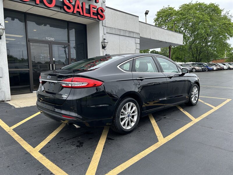2017 Ford Fusion SE - Photo 4 - Fairview Heights, IL 62208