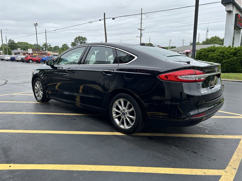 2017 Ford Fusion SE - Photo 5 - Fairview Heights, IL 62208