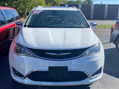 2017 Chrysler Pacifica Limited   - Photo 2 - Belleville, IL 62226