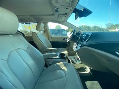 2017 Chrysler Pacifica Limited   - Photo 7 - Belleville, IL 62226