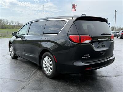 2017 Chrysler Pacifica Touring   - Photo 4 - Cahokia, IL 62206