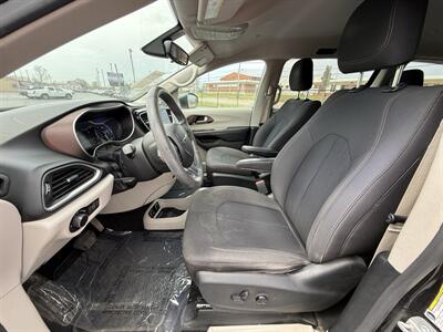 2017 Chrysler Pacifica Touring   - Photo 10 - Cahokia, IL 62206