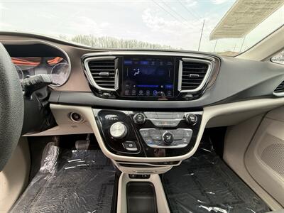 2017 Chrysler Pacifica Touring   - Photo 15 - Cahokia, IL 62206