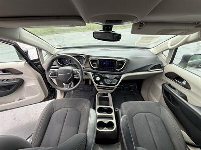 2017 Chrysler Pacifica Touring   - Photo 13 - Cahokia, IL 62206