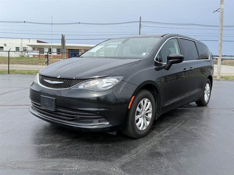 2017 Chrysler Pacifica Touring   - Photo 1 - Cahokia, IL 62206
