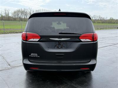 2017 Chrysler Pacifica Touring   - Photo 5 - Cahokia, IL 62206