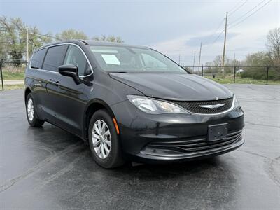 2017 Chrysler Pacifica Touring   - Photo 8 - Cahokia, IL 62206