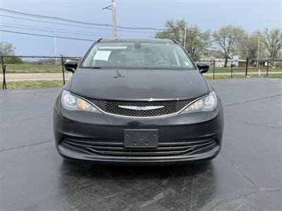 2017 Chrysler Pacifica Touring   - Photo 2 - Cahokia, IL 62206