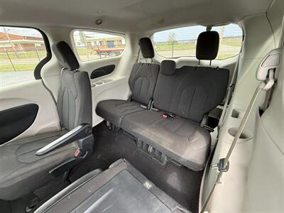 2017 Chrysler Pacifica Touring   - Photo 12 - Cahokia, IL 62206