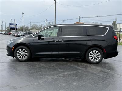 2017 Chrysler Pacifica Touring   - Photo 3 - Cahokia, IL 62206