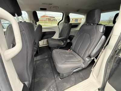2017 Chrysler Pacifica Touring   - Photo 11 - Cahokia, IL 62206