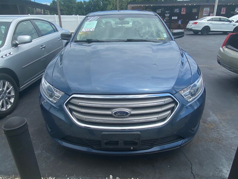 2018 Ford Taurus SE  
