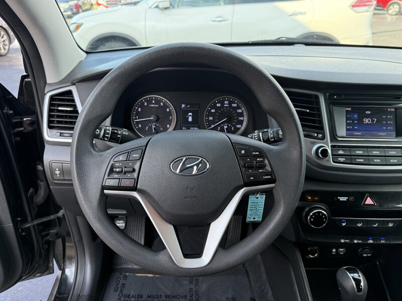 2017 Hyundai TUCSON SE - Photo 12 - Cahokia, IL 62206