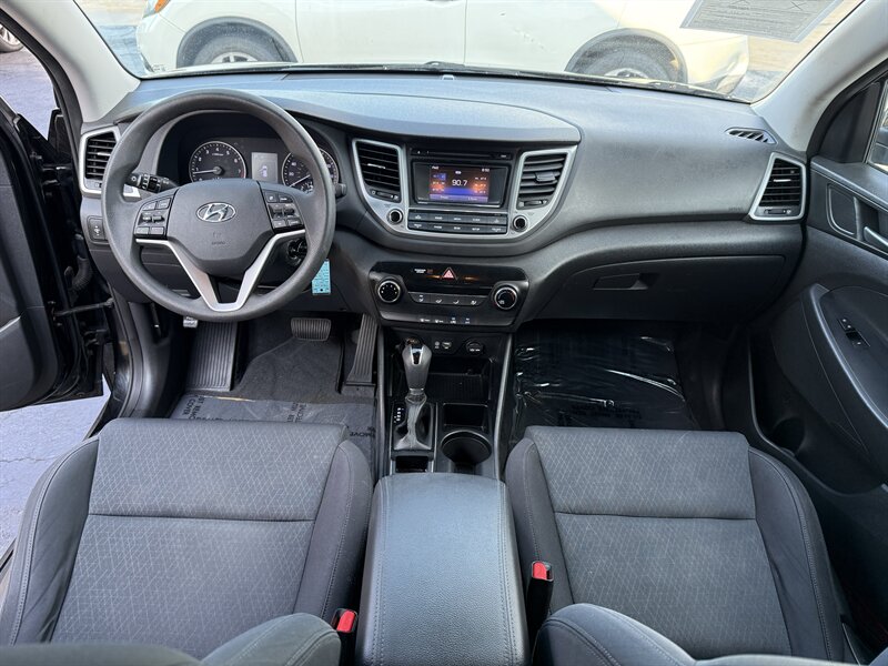 2017 Hyundai TUCSON SE - Photo 11 - Cahokia, IL 62206