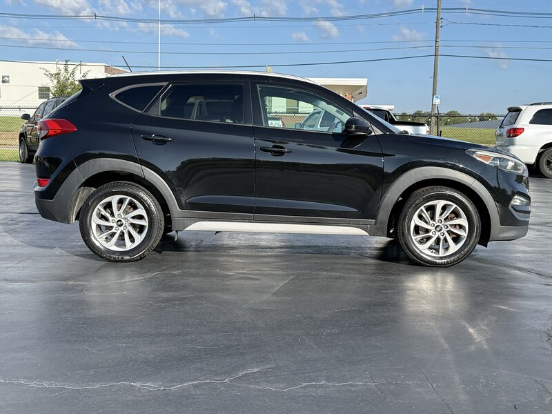 2017 Hyundai TUCSON SE - Photo 5 - Cahokia, IL 62206