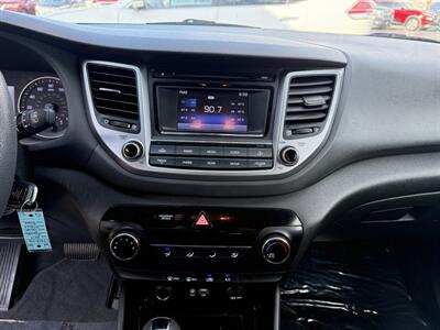 2017 Hyundai TUCSON SE - Photo 12 - Cahokia, IL 62206