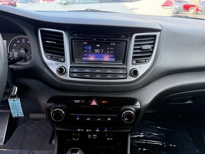 2017 Hyundai TUCSON SE - Photo 13 - Cahokia, IL 62206