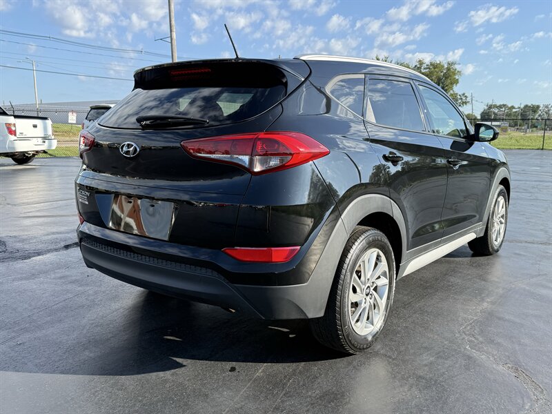 2017 Hyundai TUCSON SE - Photo 6 - Cahokia, IL 62206