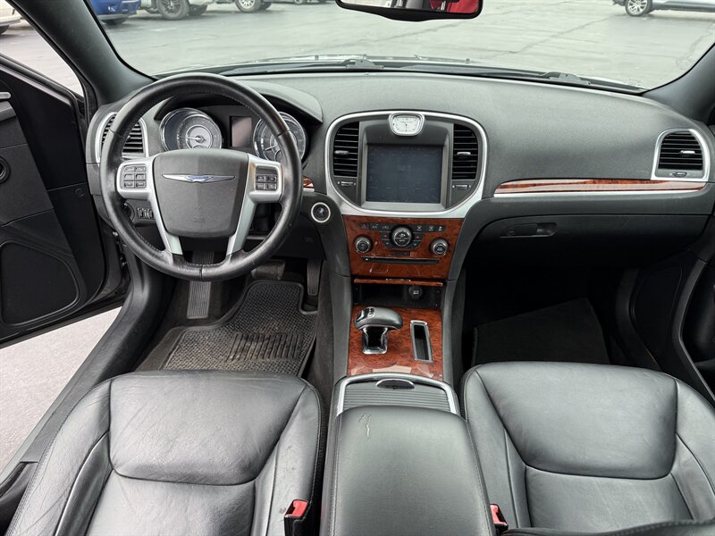 2012 Chrysler 300 Series Limited - Photo 11 - Cahokia, IL 62206