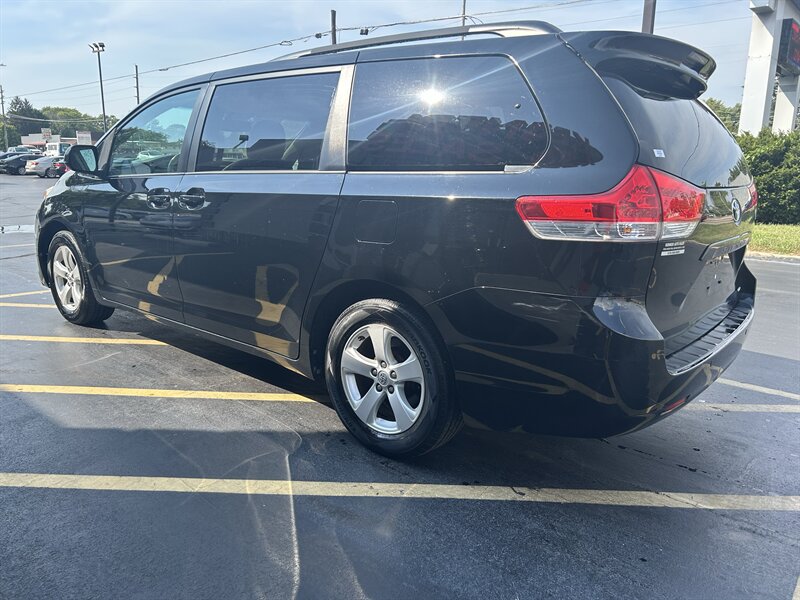 2014 Toyota Sienna LE 7-Passenger Auto - Photo 5 - Fairview Heights, IL 62208