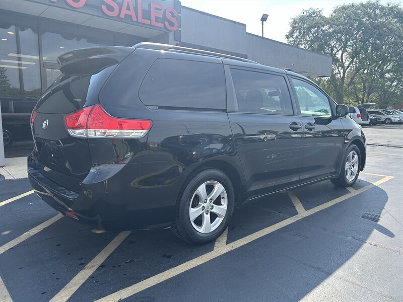 2014 Toyota Sienna LE 7-Passenger Auto - Photo 4 - Fairview Heights, IL 62208