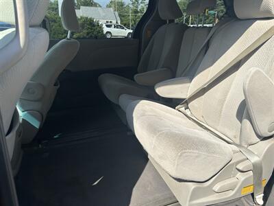 2014 Toyota Sienna LE 7-Passenger Auto - Photo 9 - Fairview Heights, IL 62208