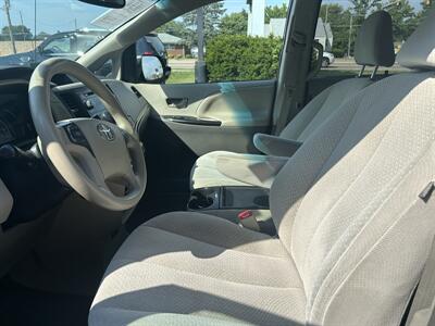 2014 Toyota Sienna LE 7-Passenger Auto - Photo 8 - Fairview Heights, IL 62208