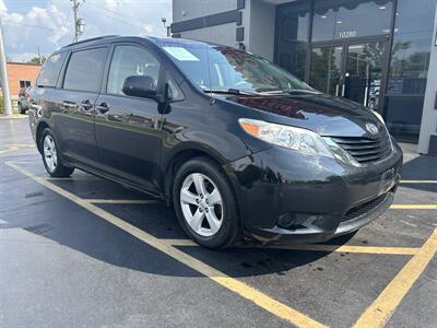 2014 Toyota Sienna LE 7-Passenger Auto - Photo 2 - Fairview Heights, IL 62208