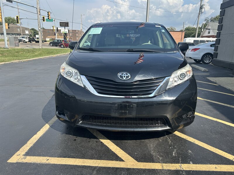 2014 Toyota Sienna LE 7-Passenger Auto - Photo 6 - Fairview Heights, IL 62208