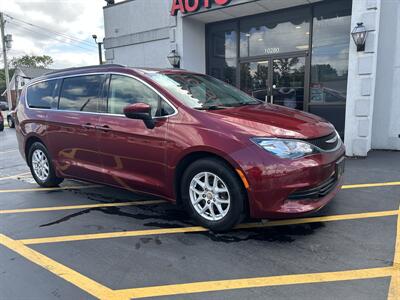 2020 Chrysler Voyager LXi   - Photo 2 - Fairview Heights, IL 62208