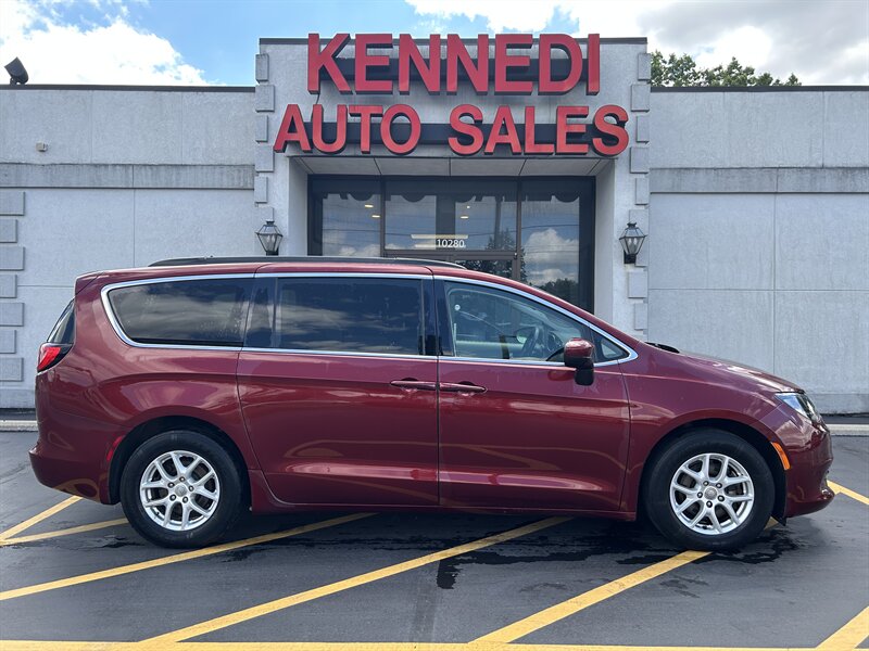 2020 Chrysler Voyager LXi - Photo 1 - Fairview Heights, IL 62208