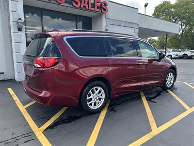 2020 Chrysler Voyager LXi   - Photo 4 - Fairview Heights, IL 62208