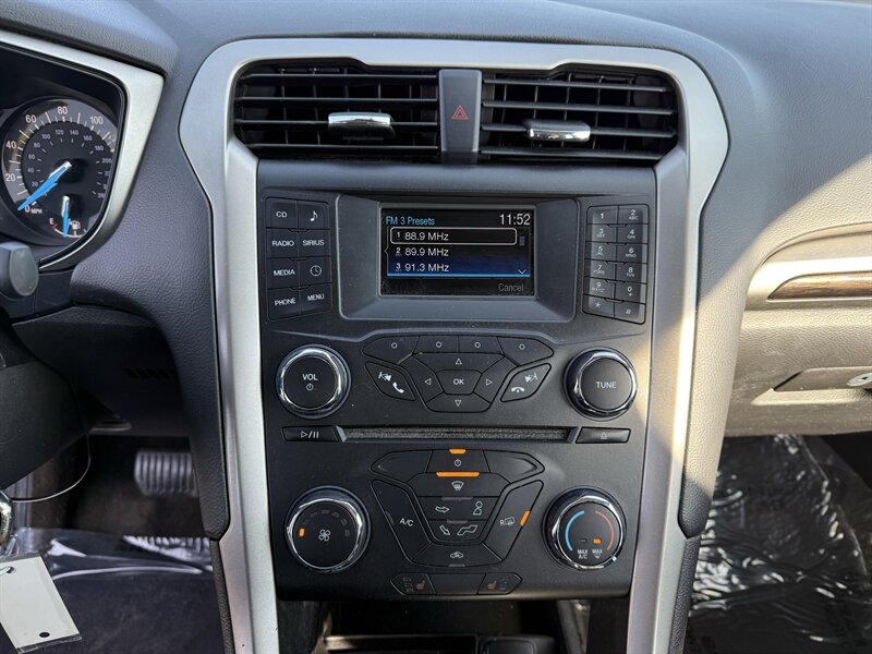 2015 Ford Fusion SE - Photo 11 - Cahokia, IL 62206